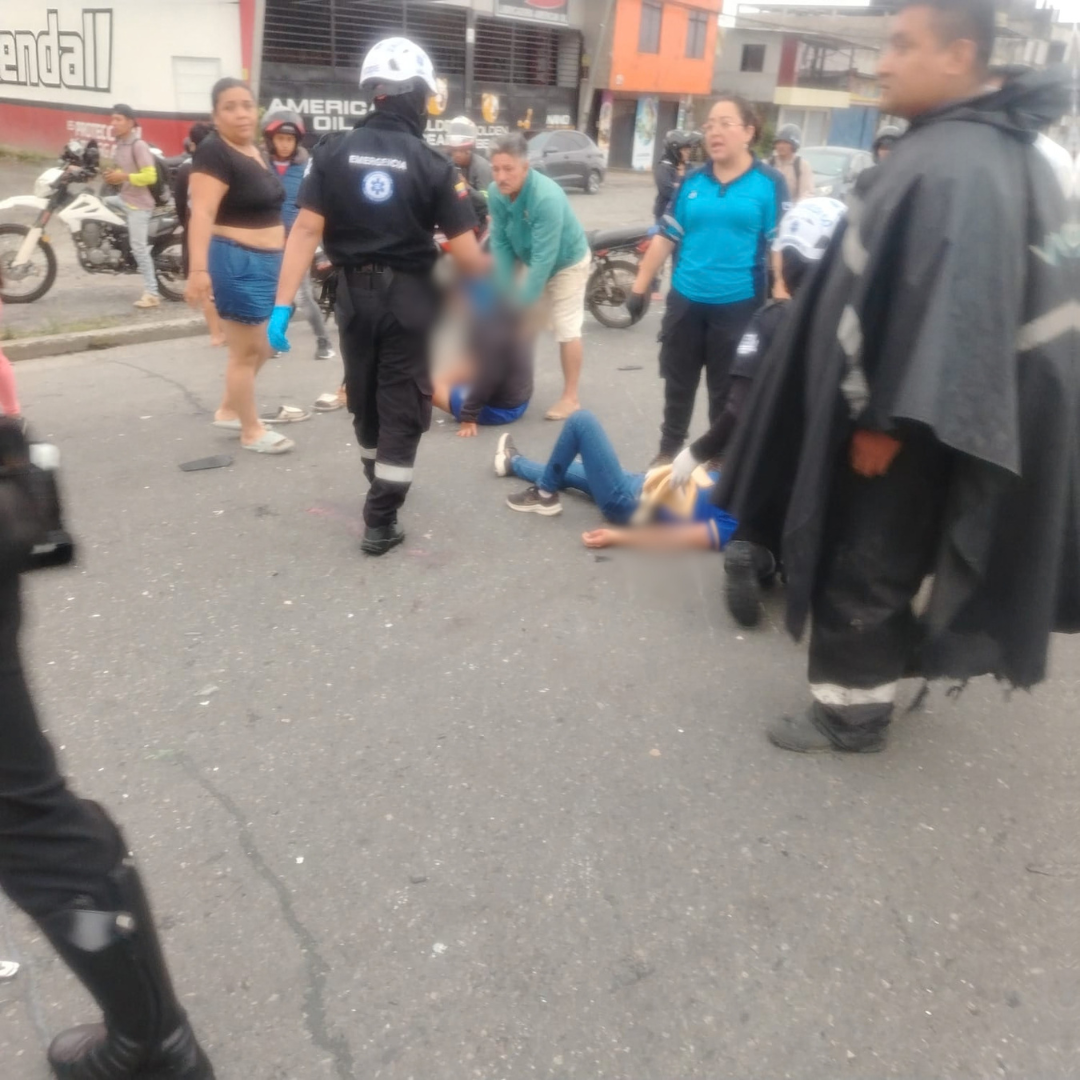 Paramédicos de CGE atienden a joven herida tras accidente de moto en Santo Domingo
