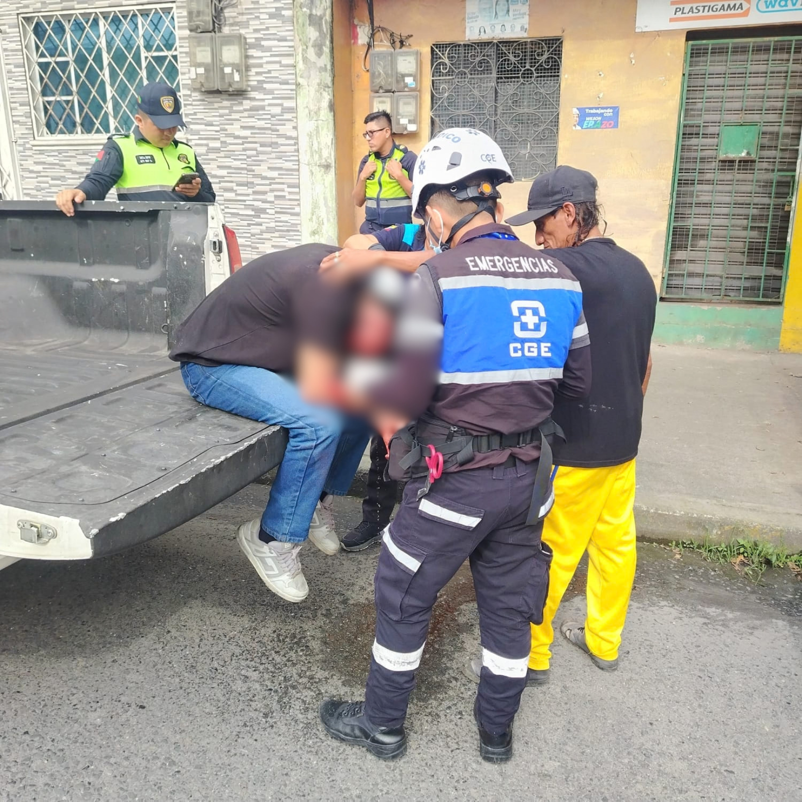 VOLUNTARIOS DE CONSULTING GROUP ECUADOR ATIENDEN A JOVEN HERIDO EN ACCIDENTE DE MOTO